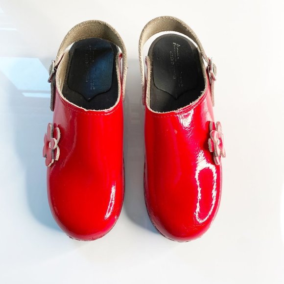 Red Kids Clogs with Flower Detail - Picture 4 of 11